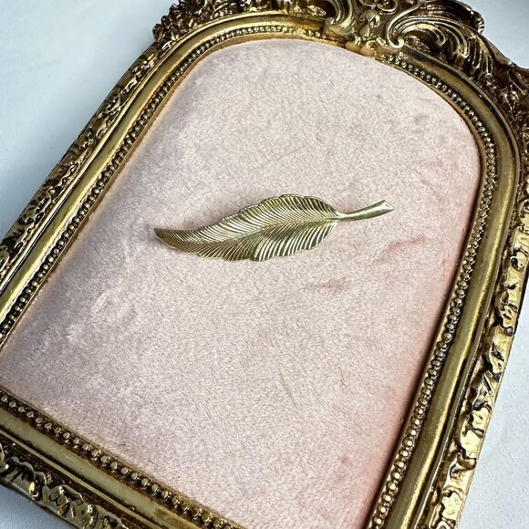Estate Jewelry - Vintage Gold Tone Long Feather Leaf Brooch Pin Elegant Retro Jewelry Unisex
